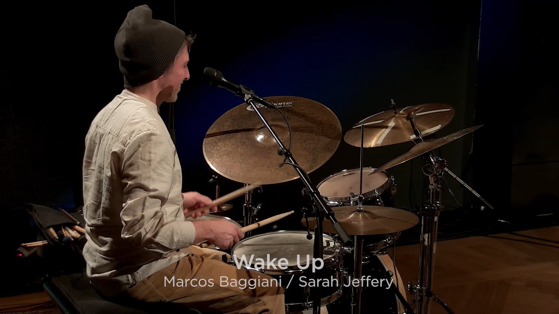 Vier keer nieuw_03_Sarah Jeffery_Wake Up thumbnail